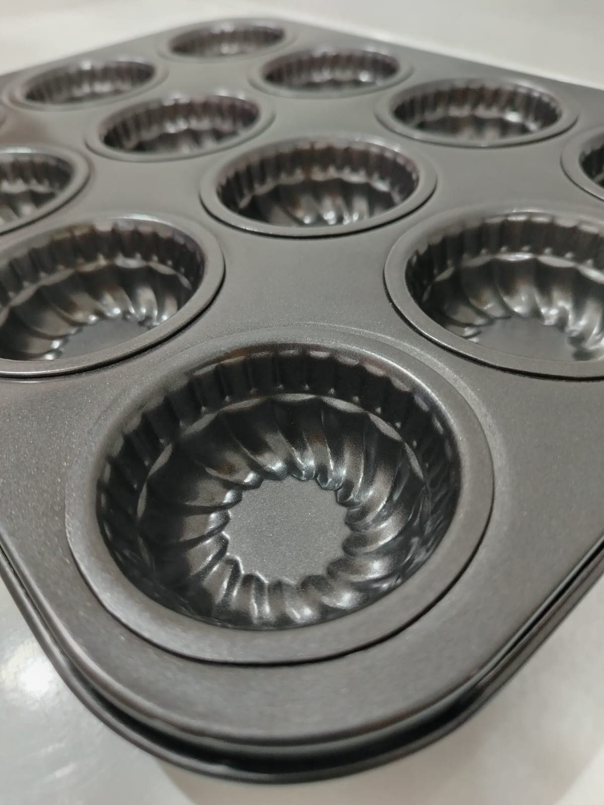 MOLDE DE METAL PARA 12 CUPCAKES CON DISEÑO ESPIRAL - vista 2